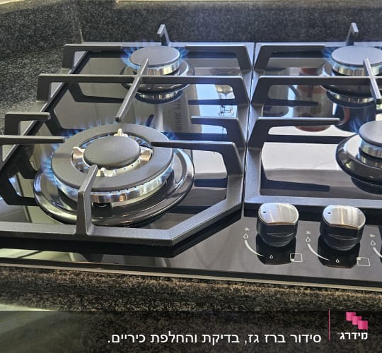 כיריים גז במטבח עם להבות כחולות
